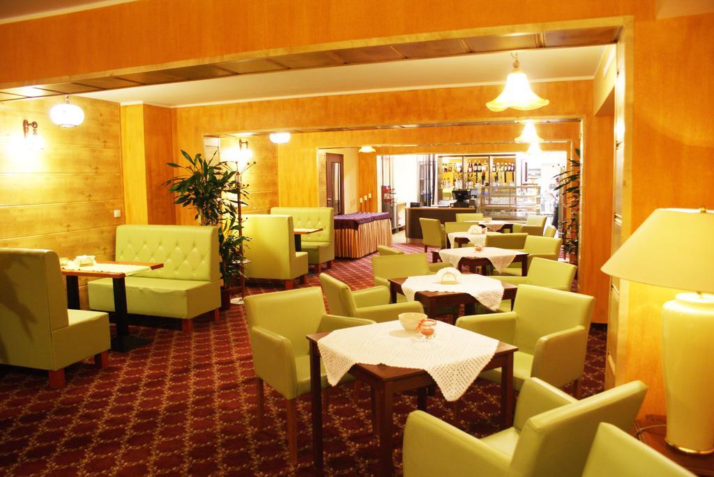 Hotel Iskra By Katowice Airport Пирзовице Экстерьер фото